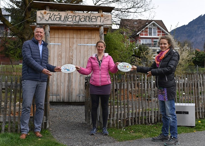 Gemeindevorsteher FReddy Kaiser und Jasmin Tanner erhalten von der rechts stehenden Vertreterin der Bodenseegärten zwei Plaketten.