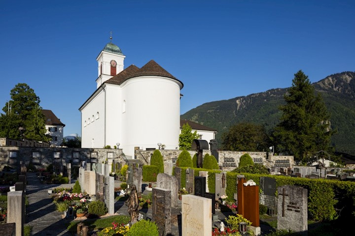 Blick vom unteren Friedhof auf die Pfarrkirche St. Peter und Paul in Mauren