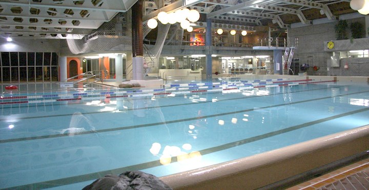 Blick in das Hallenschwimmbad mit 25m Becken.