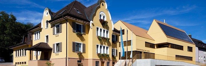 links das sogenannte Gemeindehaus, rechts die Gemeindeverwaltung mit den blau weissen Fahnen der Energiestadt