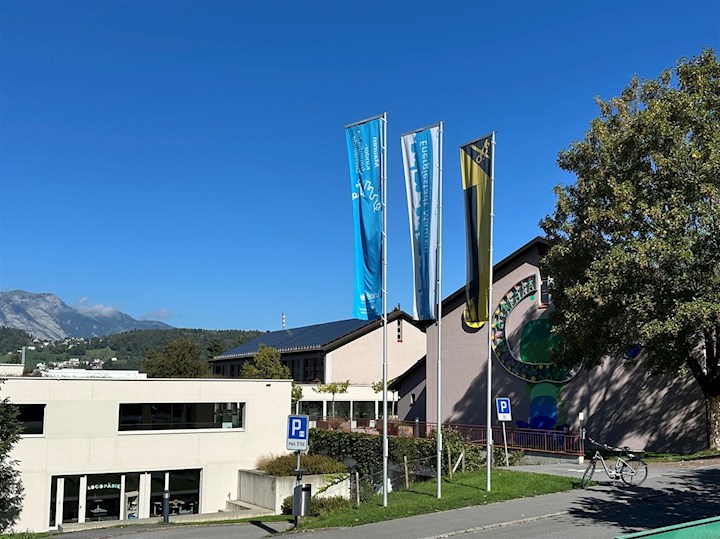 Primarschule-Schaanwald-mit-Fahnen.jpg