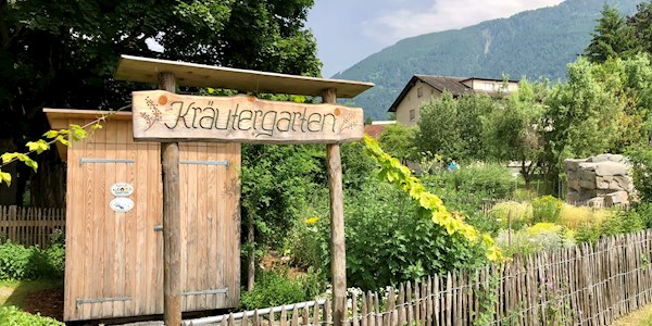Freizeitanlage-Weiherring-Kraeutergarten-Eingang.jpeg