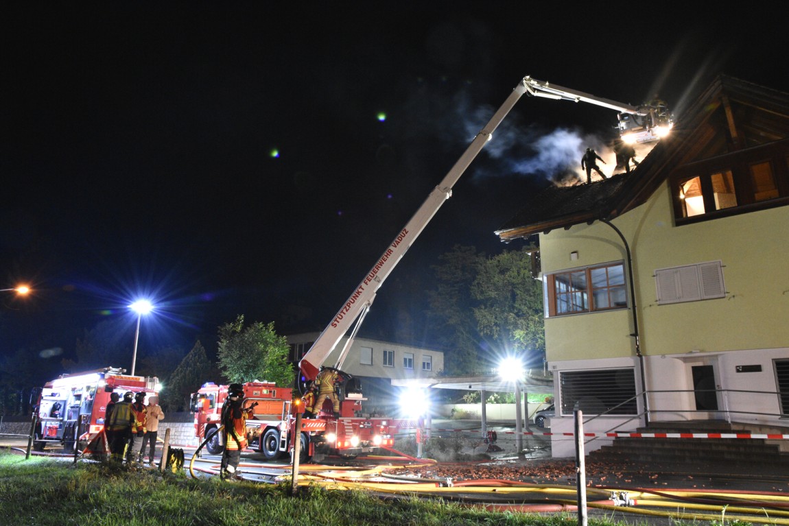 Der Dachbrand konnte von der Feuerwehr rasch unter Kontrolle gebracht werden. (Foto: Landespolizei)