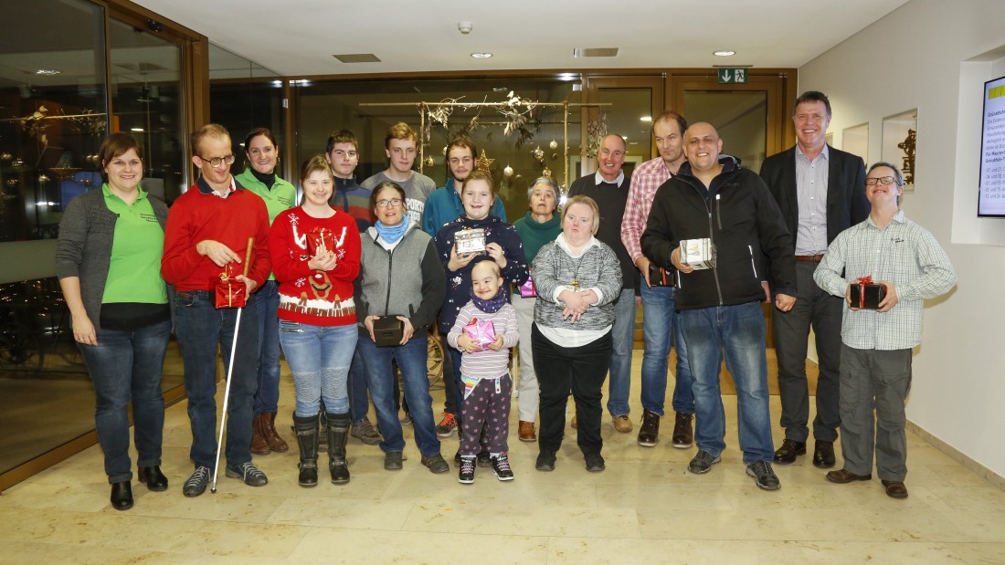 Die von der Gemeinde Mauren geehrten Sportlerinnen und Sportler von Special Olympics mit Vorsteher Freddy Kaiser, Gemeinderätin Martina Brändle-Nipp und Julia Kindle-Mayer von der Kommission Gesellschaft. 