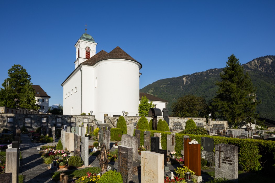 Blick über den unteren Friedhof auf die Pfarrkirche Mauren
