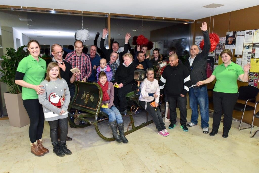 Gruppenbild mit Vorsteher Freddy Kaiser (hinten Mitte) und der Kommissionsvorsitzenden Martina Brändle-Nipp (rechts aussen) sowie dem Kommissionsmitglied Julia Kindle (links aussen). Auf dem Bild fehlen die Trainerinnen Tanja Bless und Valérie Wunderlin sowie Kevin Pidroni von Special Olympics. (Foto: Nils Vollmar) 