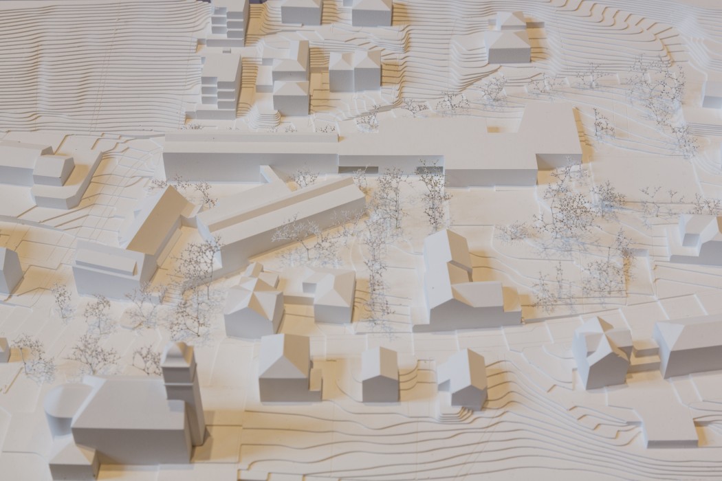 Modell des Siegerprojekts "ORION": Ein zweigeschossiges Gebäude (Kindergarten und Doppelturnhalle) verlängert den heutigen Trakt B der Primarschule Mauren. 