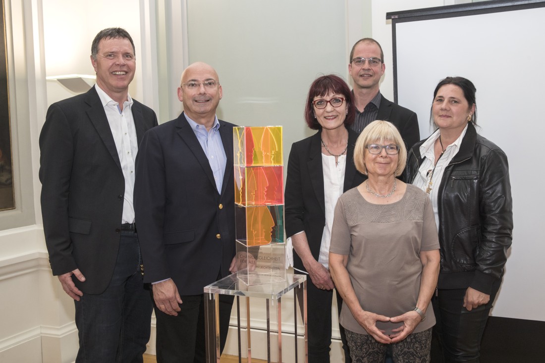 Regierungsrat Mauro Pedrazzini mit den Vertretern des ausgezeichneten Projekts "Senioren gemeinsam aktiv", unter ihnen Vorsteher Freddy Kaiser aus Mauren. (Foto: Daniel Schwendener)