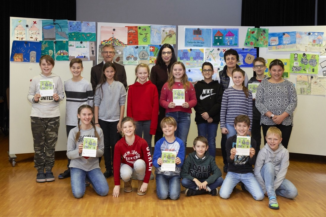 Schulleiter Peter Gantenbein, Regierungsrätin Dominique Hasler und Klassenlehrerin Ines Hasler mit den Schülern der Klasse 5b der Primarschule Mauren, die den Umweltkalender 2019 gestaltet haben. 