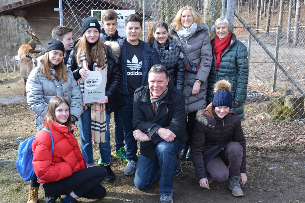 Freddy Kaiser, Vorsteher von Mauren und Vizepräsident des Wildparks Feldkirch, übergab die Tafel für die Tierpatenschaft an die Delegation der Privatschule formatio in Triesen. 