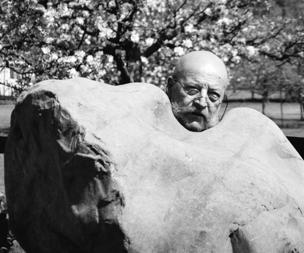 Hugo Marxer: Selbstporträt mit Stein
