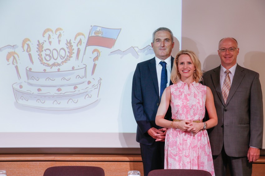 Regierungsrätin Aurelia Frick präsentierte zusammen mit den beiden Gemeindevorstehern Günther Kranz (Eschen) und Rainer Beck (Planken) den Bericht über die Jubiläumsfeierlichkeiten. (Bild: ikr)